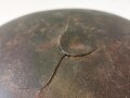 1.Weltkrieg Stahlhelmglocke, überlackiertes Stück mit Splitterschäden