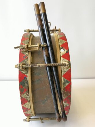 Trommel 2.Weltkrieg, sieht man so bei HJ und Wehrmacht. Originallackiertes Stück, beide Trommelfelle defekt, ungereinigtes Stück