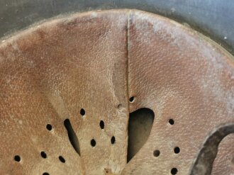 Polizei III.Reich, Stahlhelm Modell 1940 mit beiden Emblemen. Zusammengehöriges Stück , die Glocke original lackiert . Das Hakenkreuz des Wappen zu 95%, das Hakenkreuz des Adlerschild zu 90% erhalten.