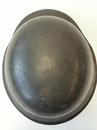 Polizei III.Reich, Stahlhelm Modell 1940 mit beiden Emblemen. Zusammengehöriges Stück , die Glocke original lackiert . Das Hakenkreuz des Wappen zu 95%, das Hakenkreuz des Adlerschild zu 90% erhalten.