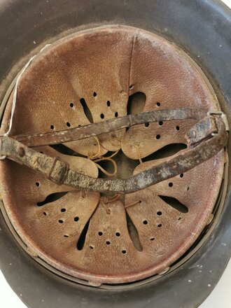 Polizei III.Reich, Stahlhelm Modell 1940 mit beiden Emblemen. Zusammengehöriges Stück , die Glocke original lackiert . Das Hakenkreuz des Wappen zu 95%, das Hakenkreuz des Adlerschild zu 90% erhalten.