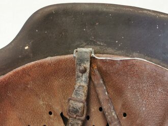 Polizei III.Reich, Stahlhelm Modell 1940 mit beiden Emblemen. Zusammengehöriges Stück , die Glocke original lackiert . Das Hakenkreuz des Wappen zu 95%, das Hakenkreuz des Adlerschild zu 90% erhalten.