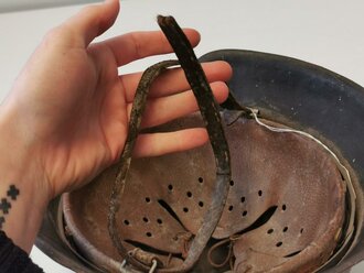 Polizei III.Reich, Stahlhelm Modell 1940 mit beiden Emblemen. Zusammengehöriges Stück , die Glocke original lackiert . Das Hakenkreuz des Wappen zu 95%, das Hakenkreuz des Adlerschild zu 90% erhalten.