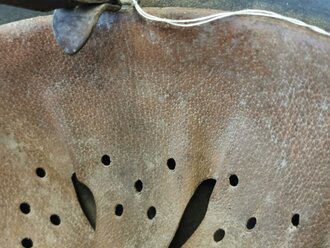 Polizei III.Reich, Stahlhelm Modell 1940 mit beiden Emblemen. Zusammengehöriges Stück , die Glocke original lackiert . Das Hakenkreuz des Wappen zu 95%, das Hakenkreuz des Adlerschild zu 90% erhalten.