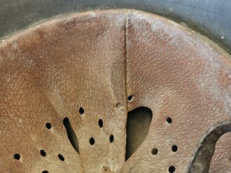 Polizei III.Reich, Stahlhelm Modell 1940 mit beiden Emblemen. Zusammengehöriges Stück , die Glocke original lackiert . Das Hakenkreuz des Wappen zu 95%, das Hakenkreuz des Adlerschild zu 90% erhalten.