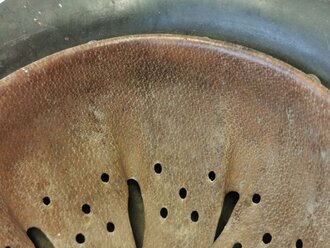 Polizei III.Reich, Stahlhelm Modell 1940 mit beiden Emblemen. Zusammengehöriges Stück , die Glocke original lackiert . Das Hakenkreuz des Wappen zu 95%, das Hakenkreuz des Adlerschild zu 90% erhalten.