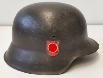 Polizei III.Reich, Stahlhelm Modell 1940 mit beiden Emblemen. Zusammengehöriges Stück , die Glocke original lackiert . Das Hakenkreuz des Wappen zu 95%, das Hakenkreuz des Adlerschild zu 90% erhalten.