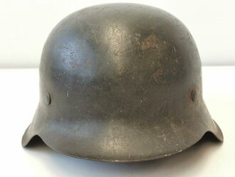 Polizei III.Reich, Stahlhelm Modell 1940 mit beiden Emblemen. Zusammengehöriges Stück , die Glocke original lackiert . Das Hakenkreuz des Wappen zu 95%, das Hakenkreuz des Adlerschild zu 90% erhalten.