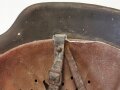 Polizei III.Reich, Stahlhelm Modell 1940 mit beiden Emblemen. Zusammengehöriges Stück , die Glocke original lackiert . Das Hakenkreuz des Wappen zu 95%, das Hakenkreuz des Adlerschild zu 90% erhalten.