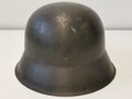 Polizei III.Reich, Stahlhelm Modell 1940 mit beiden Emblemen. Zusammengehöriges Stück , die Glocke original lackiert . Das Hakenkreuz des Wappen zu 95%, das Hakenkreuz des Adlerschild zu 90% erhalten.