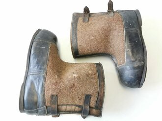 Paar Überschuhe für die Winterfront, wurden über den normalen Stiefeln z.B. auf Wache getragen.