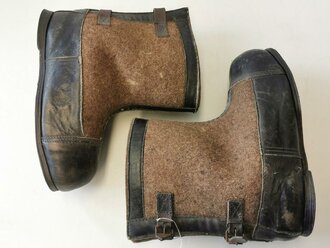 Paar Überschuhe für die Winterfront, wurden über den normalen Stiefeln z.B. auf Wache getragen.