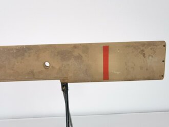 Berichtigungslatte für  Entfernungsmesser R36 der Wehrmacht, Hersteller  fwq. Originallack, ungereinigtes Stück