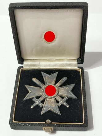 Kriegsverdienstkreuz 1. Klasse 1939 Hersteller 43 auf der Nadel  für Julius Bauer Söhne, Zella-Mehlis. Im Etui