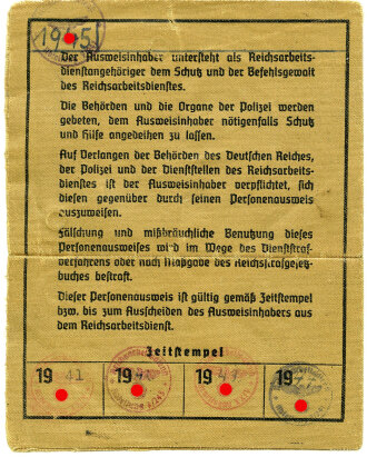 Anhalt, Arbeitsdienst-Erinnerungszeichen 1932 in silber. getragenes Stück im Etui, dazu zwei Ausweise, einer davon mit Lichtbild auf dem deutlich das getragene Abzeichen zu sehen ist.