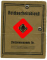 Anhalt, Arbeitsdienst-Erinnerungszeichen 1932 in silber. getragenes Stück im Etui, dazu zwei Ausweise, einer davon mit Lichtbild auf dem deutlich das getragene Abzeichen zu sehen ist.