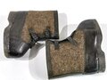Paar Überschuhe für die Winterfront, wurden über den normalen Stiefeln z.B. auf Wache getragen. Ungetragenes Paar, datiert 1942 oder 43