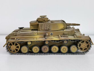 Modell eines Panzer IV der Wehrmacht. Aus Holz und Metall gefertigtes Stück, der Turm abnehmbar. Gesamtlänge 38cm. Sicherlich eine Arbeit aus der Zeit, Original Tarnlackiert