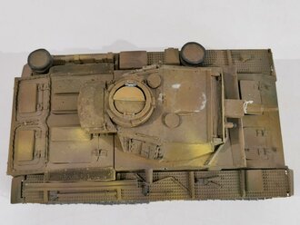 Modell eines Panzer IV der Wehrmacht. Aus Holz und Metall gefertigtes Stück, der Turm abnehmbar. Gesamtlänge 38cm. Sicherlich eine Arbeit aus der Zeit, Original Tarnlackiert