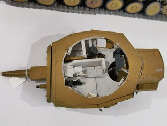 Modell eines Panzer IV der Wehrmacht. Aus Holz und Metall gefertigtes Stück, der Turm abnehmbar. Gesamtlänge 38cm. Sicherlich eine Arbeit aus der Zeit, Original Tarnlackiert