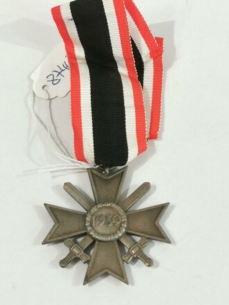 Kriegsverdienstkreuz 2. Klasse 1939 am Band, Hersteller 107 für Carl Wild im Bandring