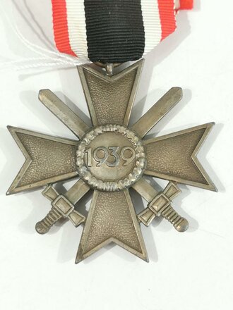 Kriegsverdienstkreuz 2. Klasse 1939 am Band, Hersteller 107 für Carl Wild im Bandring
