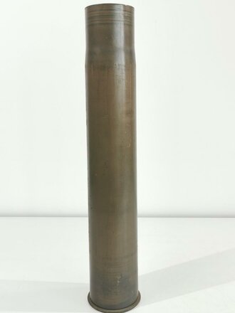 Kartusche für 8,8cm Flak 18 der Wehrmacht aus Eisen. Neuzeitlich grau lackiert, Hersteller ck, Höhe 57cm