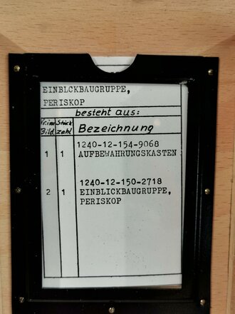 Bundeswehr Einblickbaugruppe Periskop "Periskop Peri Z11, Winkelspiegel" im Transportkasten, dieser datiert 1984. Klare Durchsicht. Versand nur innerhalb Deutschland