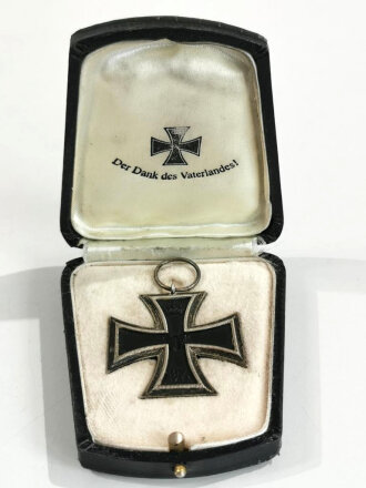 Eisernes Kreuz 2. Klasse 1914 im Präsentationsetui. Das Etui mit leichten Gebrauchspuren, das Eiserne Kreuz mit Hersteller " C" im Bandring