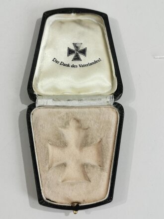 Eisernes Kreuz 2. Klasse 1914 im Präsentationsetui. Das Etui mit leichten Gebrauchspuren, das Eiserne Kreuz mit Hersteller " C" im Bandring