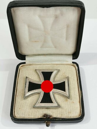 Eisernes Kreuz 1. Klasse 1939 im Etui. Ungetragenes Stück ohne Markierung, wohl aber dem Hersteller 100 zuzuordnen