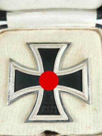 Eisernes Kreuz 1. Klasse 1939 im Etui. Ungetragenes Stück ohne Markierung, wohl aber dem Hersteller 100 zuzuordnen