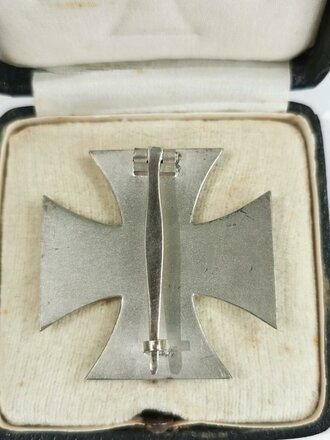 Eisernes Kreuz 1. Klasse 1939 im Etui. Ungetragenes Stück ohne Markierung, wohl aber dem Hersteller 100 zuzuordnen