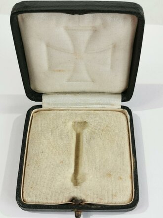 Eisernes Kreuz 1. Klasse 1939 im Etui. Ungetragenes Stück ohne Markierung, wohl aber dem Hersteller 100 zuzuordnen