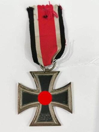 Eisernes Kreuz 2. Klasse 1939 am Band, Hersteller "65" für Klein & Quenzer im Bandring, die Schwärzung des Eisenkern zu 90% abgerieben