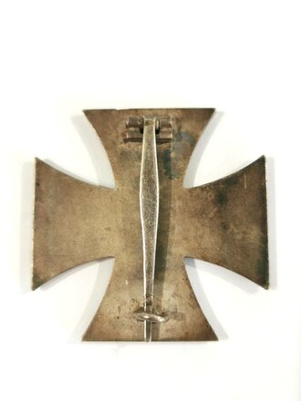 Eisernes Kreuz 1. Klasse 1939 , keine Herstellermarkierung , wohl Klein & Quenzer , die Schwärzung des Hakenkreuzes zu etwa 70 % erhalten