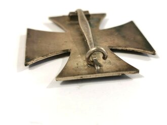 Eisernes Kreuz 1. Klasse 1939 , keine Herstellermarkierung , wohl Klein & Quenzer , die Schwärzung des Hakenkreuzes zu etwa 70 % erhalten