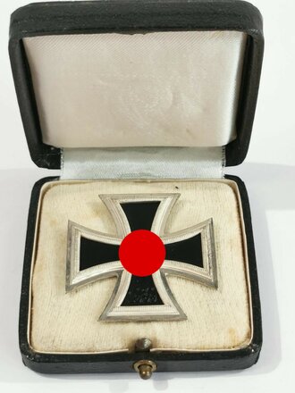 Eisernes Kreuz 1. Klasse 1939 , Hersteller 26 für B.H. Mayer´s Kunstprägeanstalt, Pforzheim auf der Nadel. Ungetragenes Stück im Etui