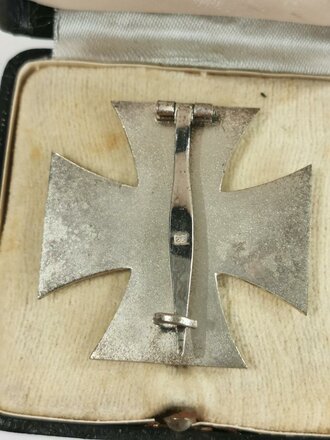Eisernes Kreuz 1. Klasse 1939 , Hersteller 26 für B.H. Mayer´s Kunstprägeanstalt, Pforzheim auf der Nadel. Ungetragenes Stück im Etui