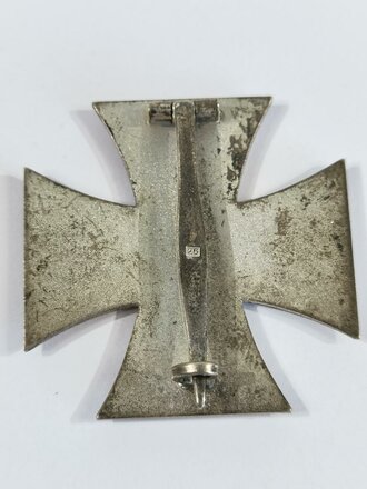 Eisernes Kreuz 1. Klasse 1939 , Hersteller 26 für B.H. Mayer´s Kunstprägeanstalt, Pforzheim auf der Nadel. Ungetragenes Stück im Etui