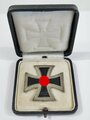 Eisernes Kreuz 1. Klasse 1939 , Hersteller 26 für B.H. Mayer´s Kunstprägeanstalt, Pforzheim auf der Nadel. Ungetragenes Stück im Etui