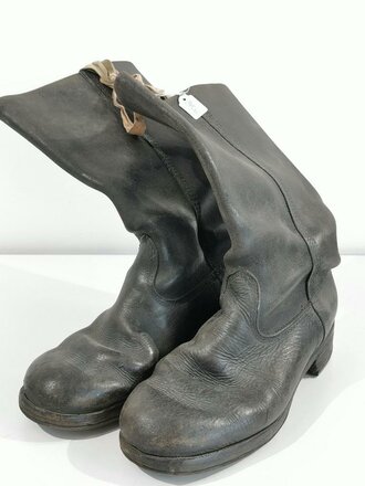 Paar Stiefel für Mannschaften im Stil des 1. Weltkrieg mit Seitennaht. Alter und Herkunft unbekannt, Sohlenlänge 27cm