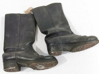 Paar Stiefel für Mannschaften im Stil des 1. Weltkrieg mit Seitennaht. Alter und Herkunft unbekannt, Sohlenlänge 27cm