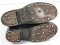Paar Stiefel für Mannschaften im Stil des 1. Weltkrieg mit Seitennaht. Alter und Herkunft unbekannt, Sohlenlänge 27cm