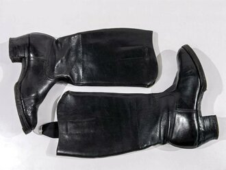 Paar Stiefel für Helferinnen der Wehrmacht. Getragenes Paar in gutem Zustand, Kammerstempel am Schaft