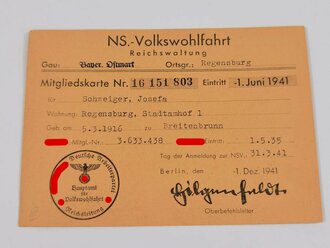 Mitgliedsbuch NSDAP sowie diverse Ausweise einer Frau aus Regensburg. Mitgliedsbuch komplett geklebt bis 1943, aufgenommen in die NSDAP am 1.Mai 1935