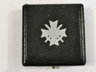 Kriegsverdienstkreuz 1. Klasse mit Schwertern, Hersteller L/11 für Deumer, die Kanten poliert, in frühem Etui