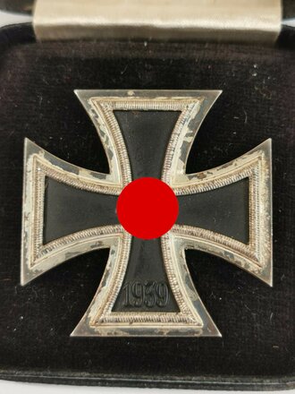 Eisernes Kreuz 1. Klasse 1939, Magnetisches Stück, Hersteller L55 für Wächtler & Lange auf der Nadelunterseite. Schwärzung des Hakenkreuz 100%, in LDO Etui