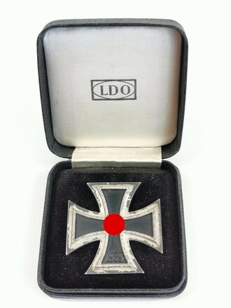 Eisernes Kreuz 1. Klasse 1939, Magnetisches Stück, Hersteller L55 für Wächtler & Lange auf der Nadelunterseite. Schwärzung des Hakenkreuz 100%, in LDO Etui