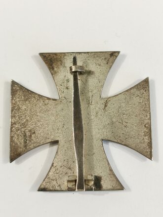 Eisernes Kreuz 1. Klasse 1939, Magnetisches Stück, Hersteller L55 für Wächtler & Lange auf der Nadelunterseite. Schwärzung des Hakenkreuz 100%, in LDO Etui